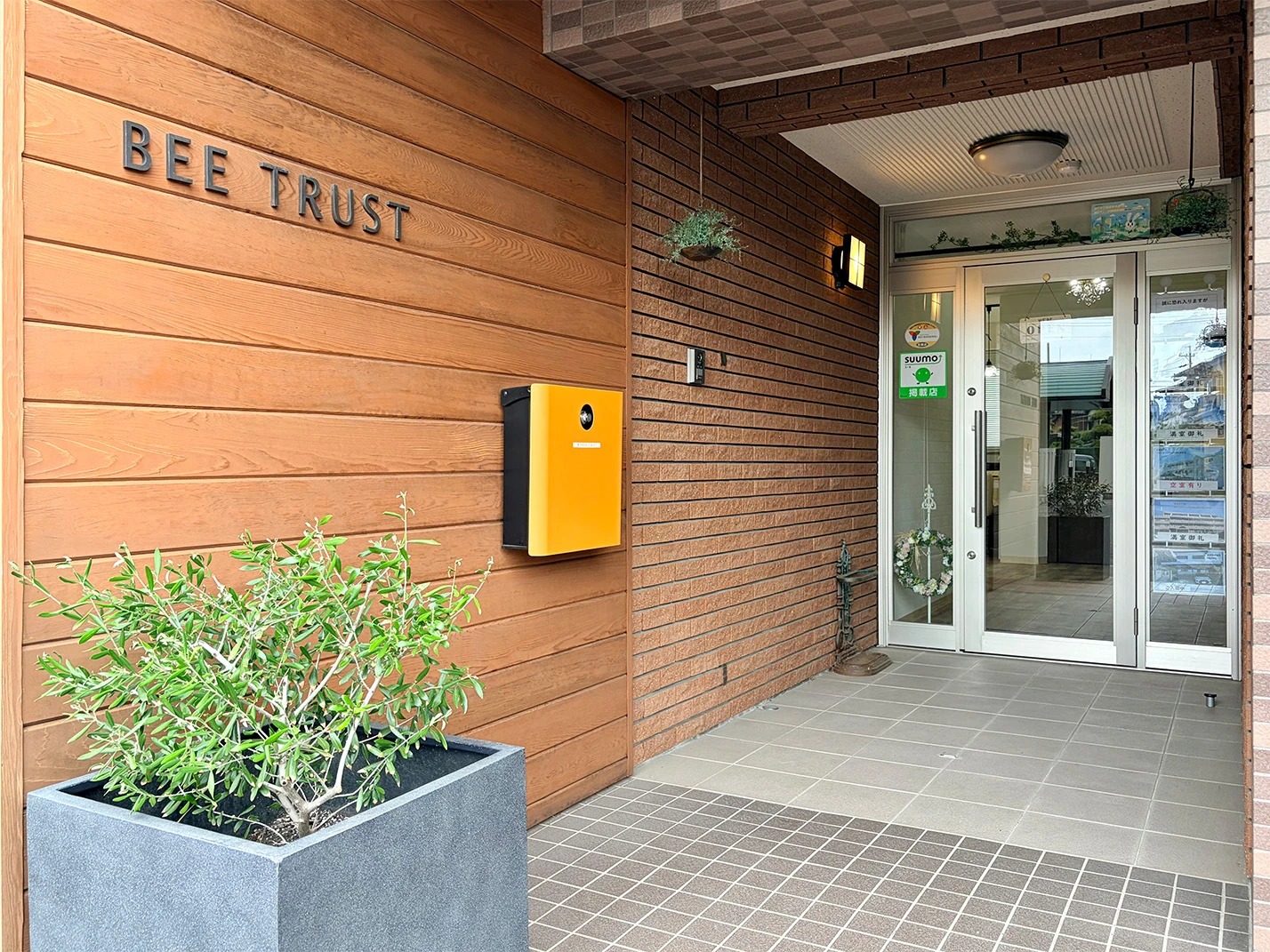 BEE TRUSTの事務所入口